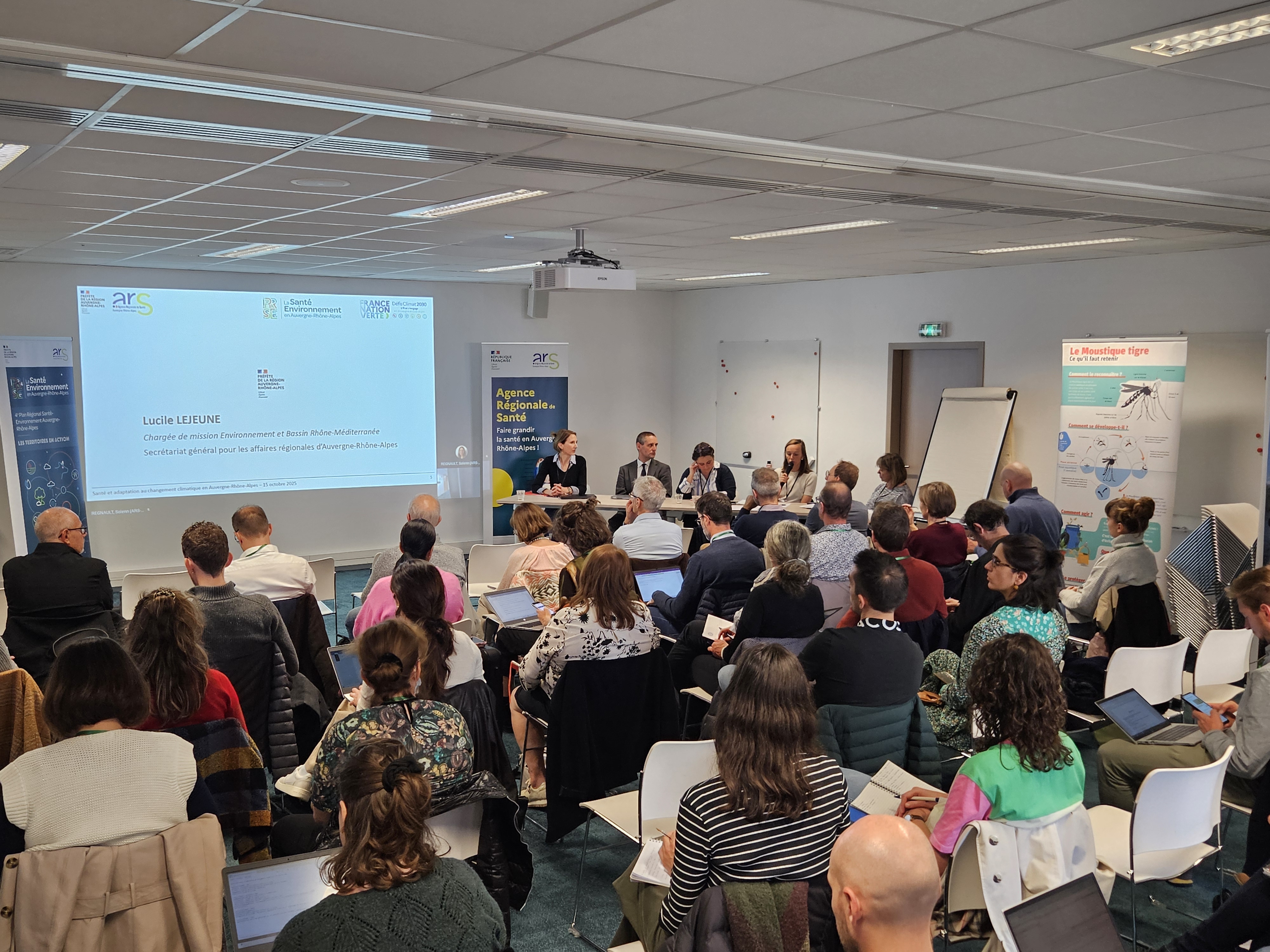 Assemblée des participants à la réunion